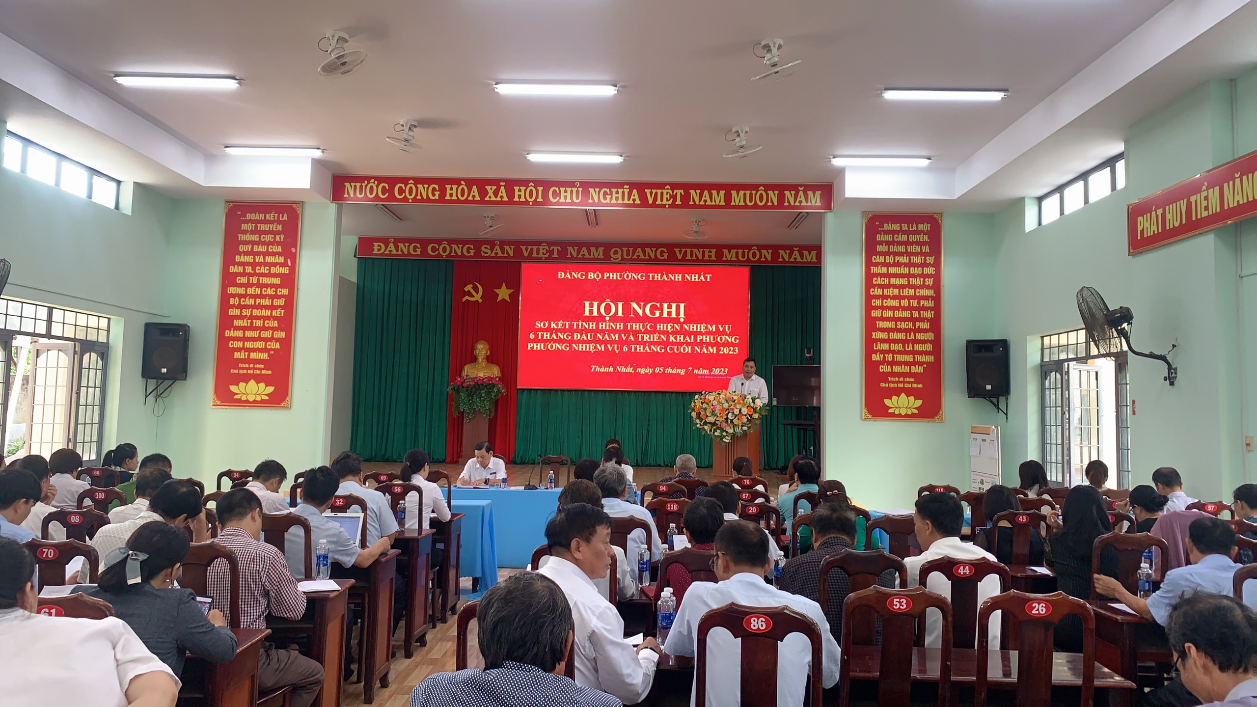 HỘI NGHỊ ĐÁNH GIÁ TÌNH HÌNH, KẾT QUẢ  THỰC HIỆN NHIỆM VỤ 6 THÁNG ĐẦU NĂM TRIỂN KHAI CHƯƠNG TRÌNH CÔNG TÁC TRỌNG TÂM 6 THÁNG CUỐI NĂM 2023 CỦA ĐẢNG BỘ PHƯỜNG THÀNH NHẤT 